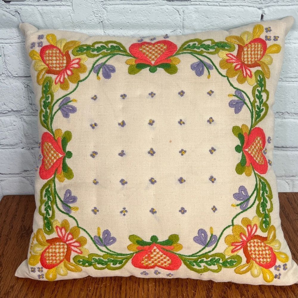 Lee Wards Vintage Crewel Completed Pillow